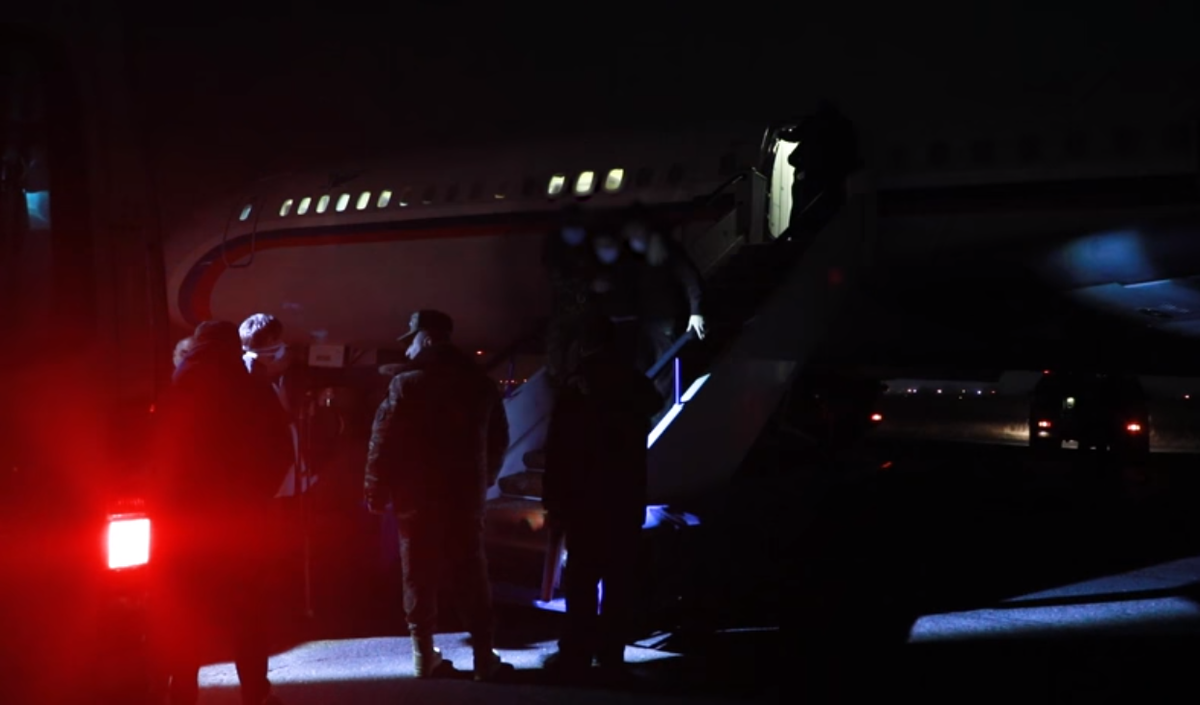 Azerbaycan 10  Ermenistanlı  esir askeri teslim etti